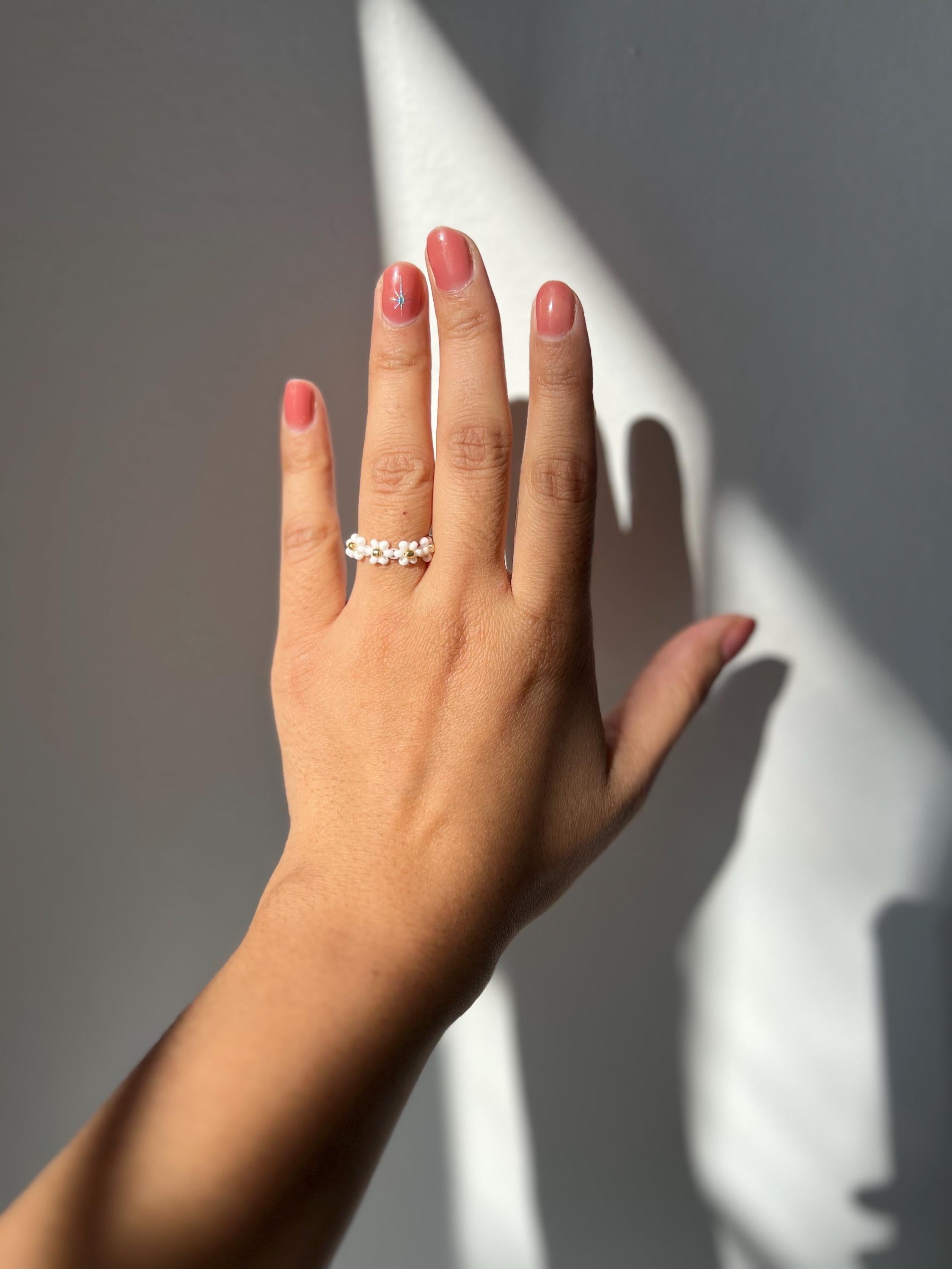 White daisy beaded ring