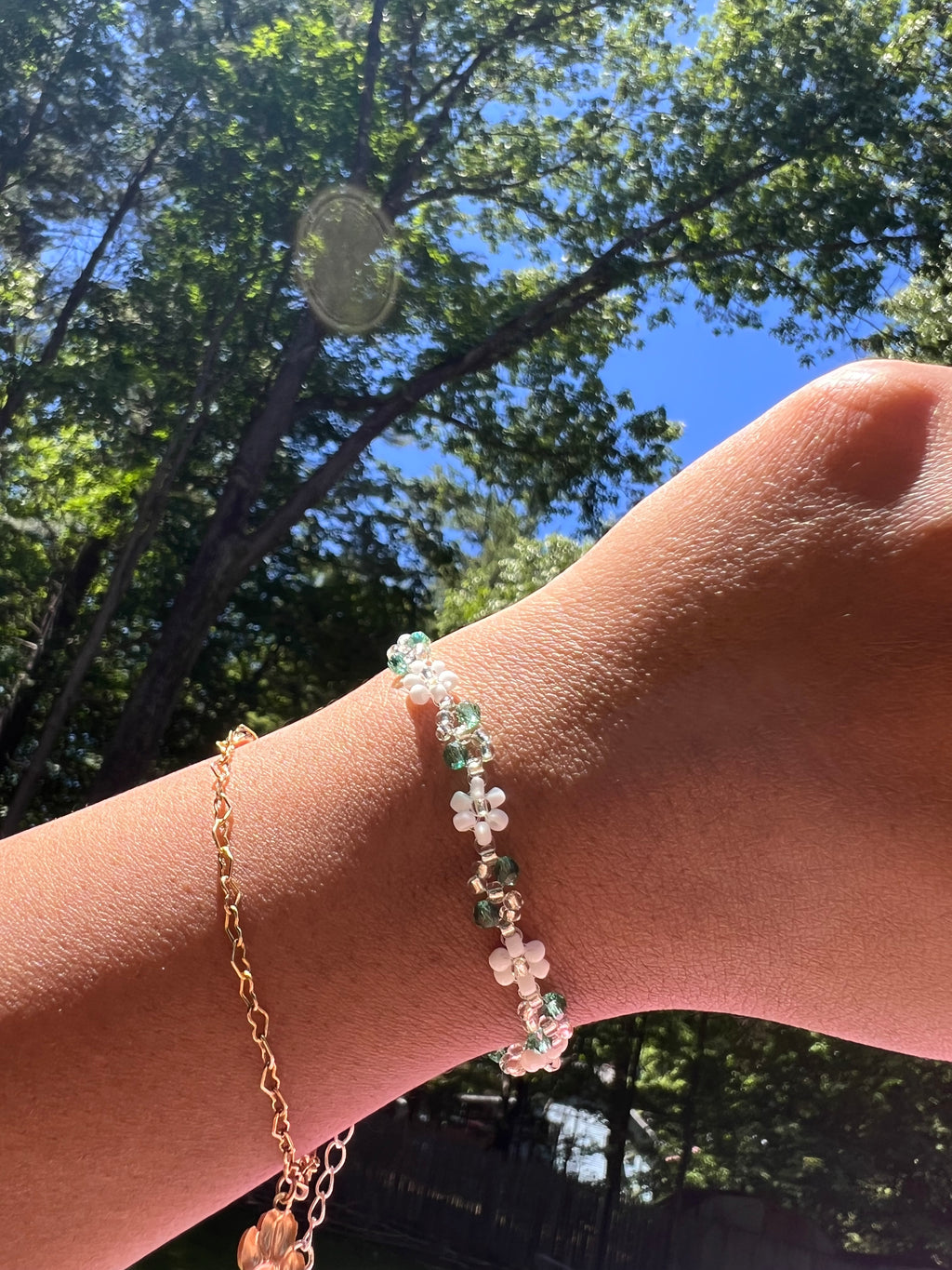 White daisy with silver and teal accent bracelet