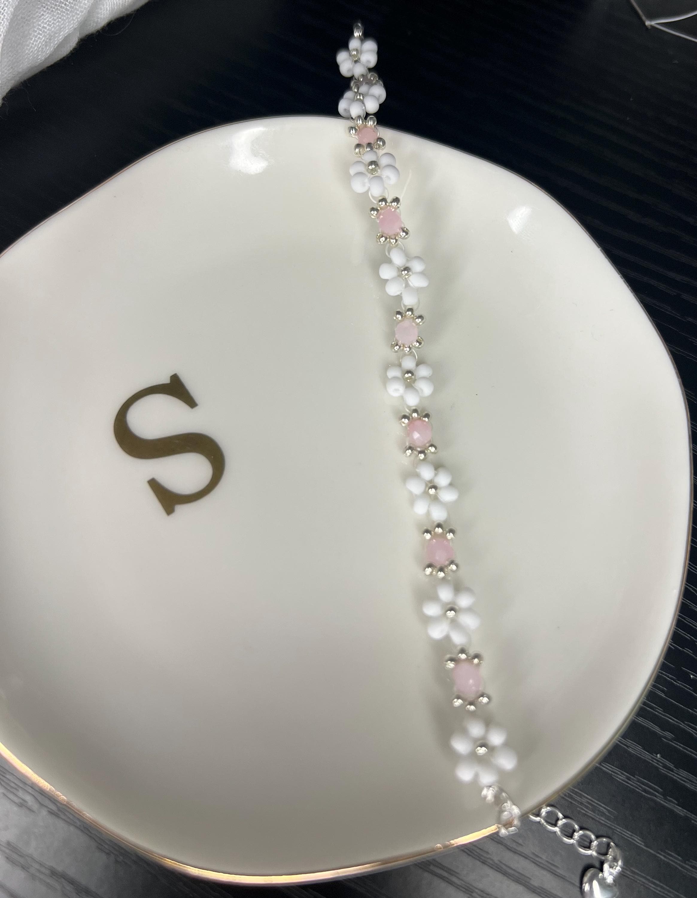 White & Silver Daisy w. Pink ,  Beaded Bracelet, Daisy Bracelet, Flower Bracelet, Dainty, Aesthetic Bracelet, Gift for Her