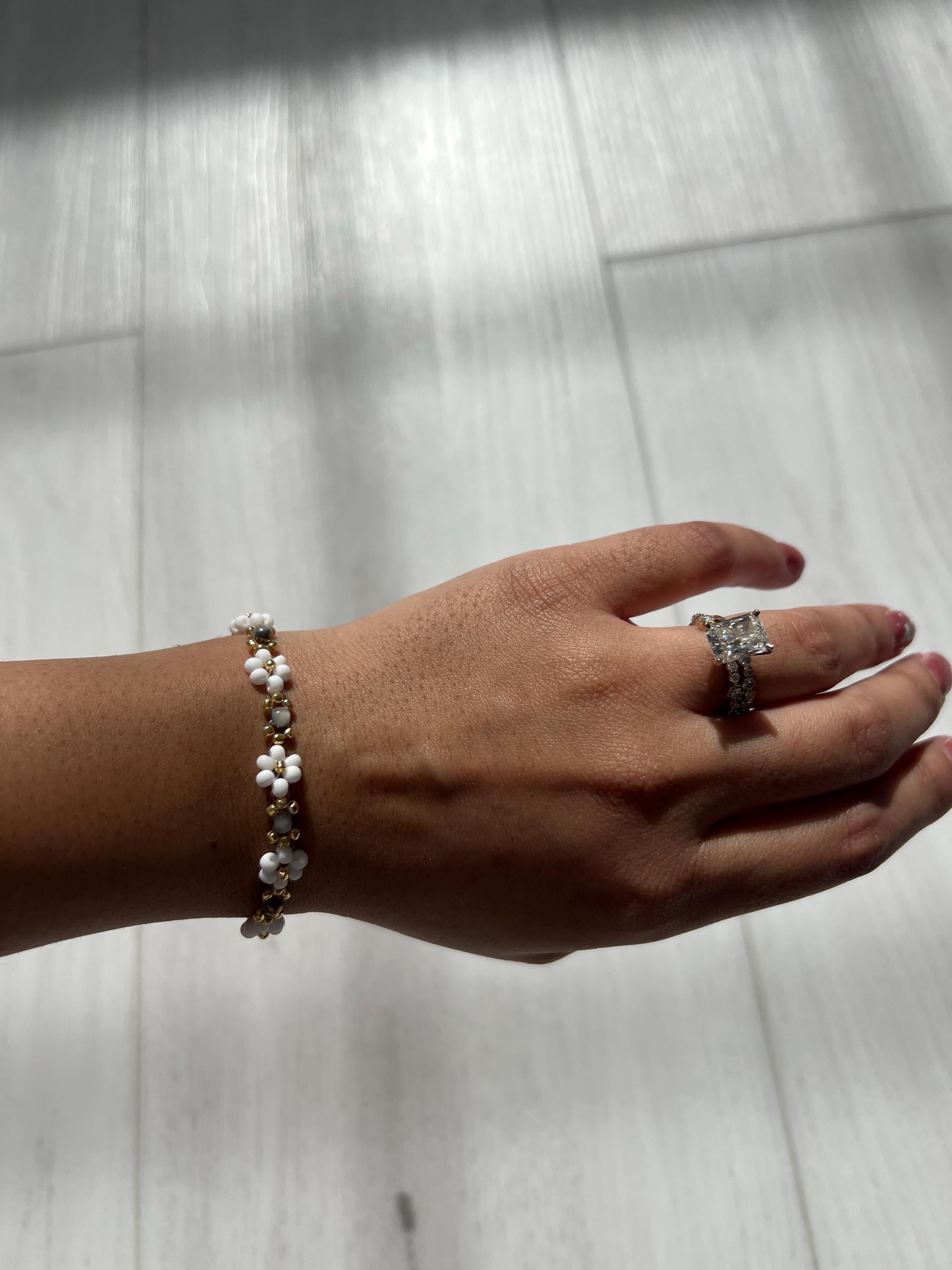 White & Gold Daisy w. grey accents