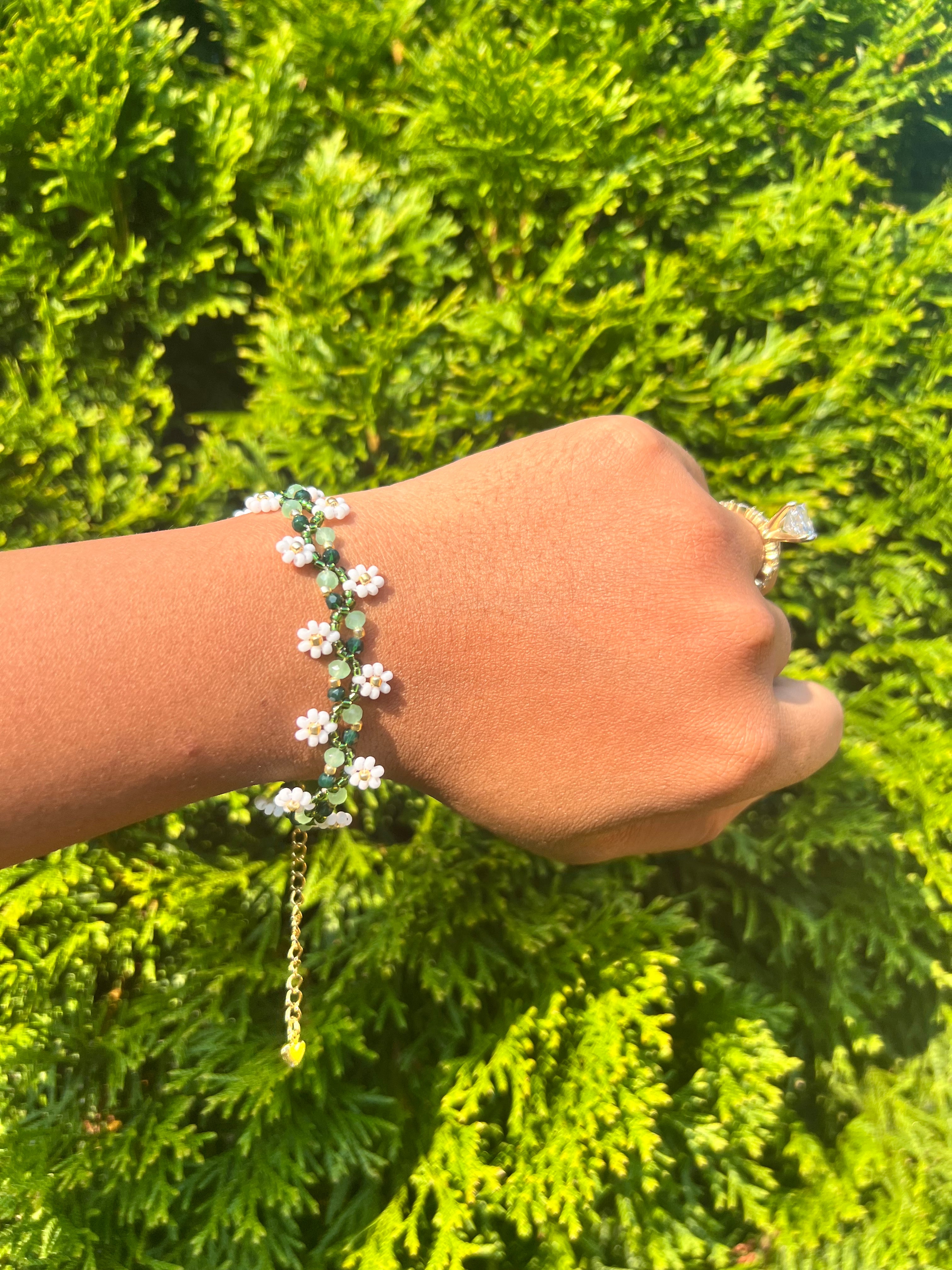 White & dark Green daisy vine Beaded Bracelet