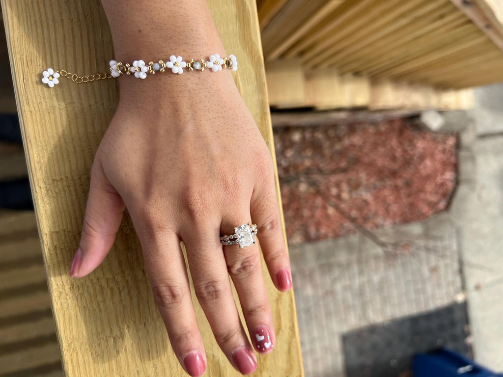 White & Gold Daisy w. grey accents