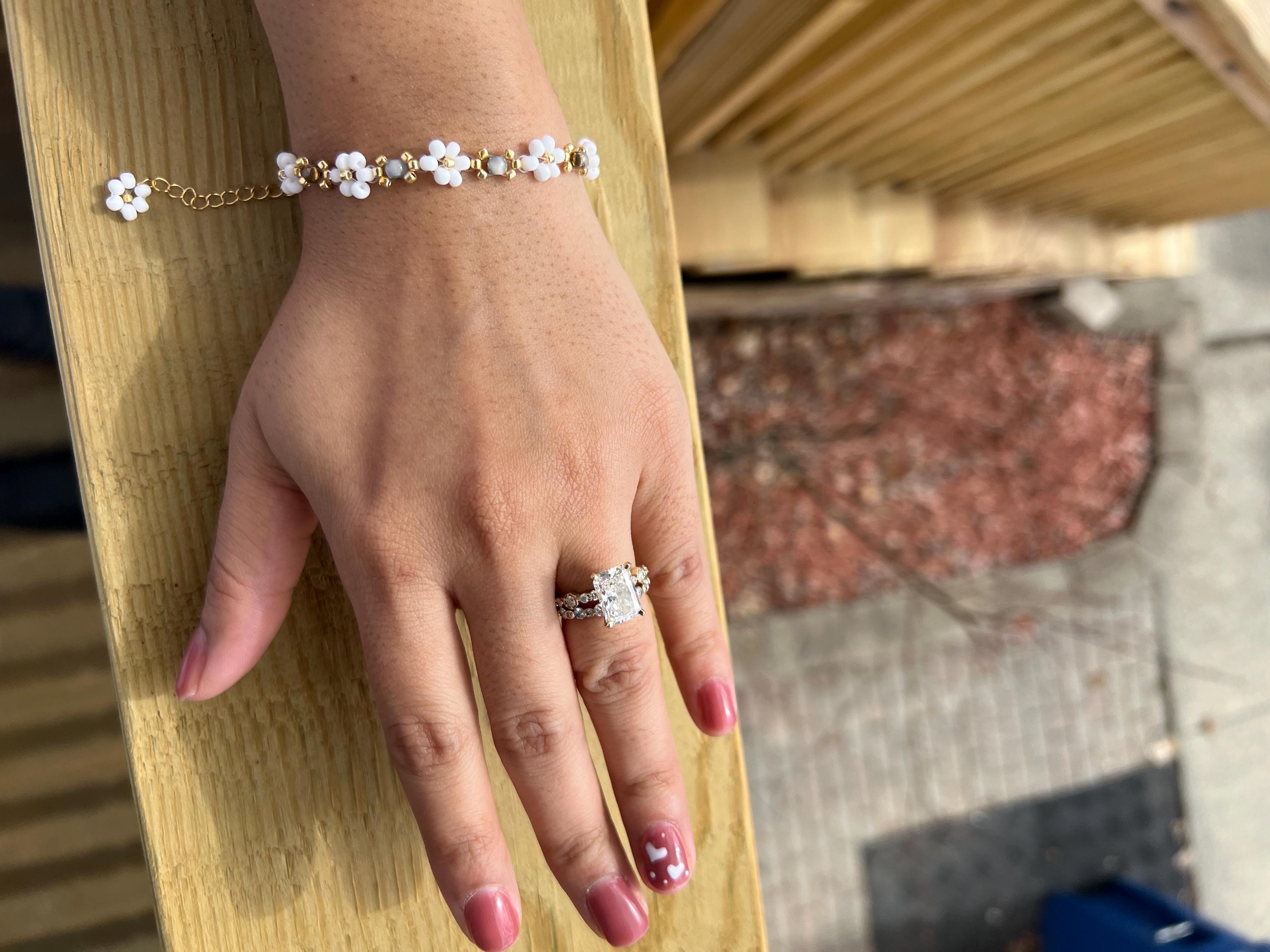 White & Gold Daisy w. grey accents