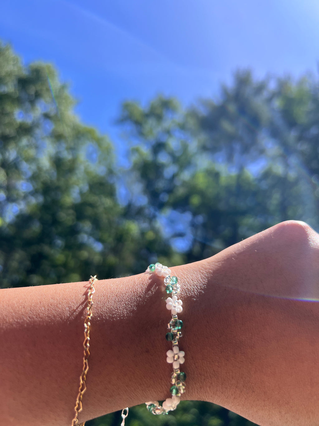 White daisy with silver and teal accent bracelet