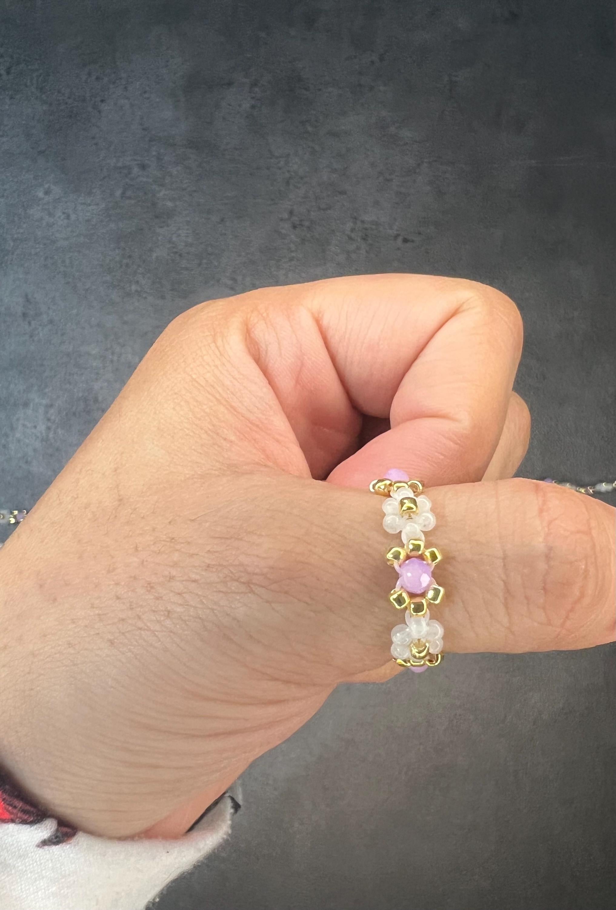 Purple & White daisy bead ring,flower beaded ring,,stretchy ring, dainty jewelry, cute beaded ring, gift for her, sunflower ring