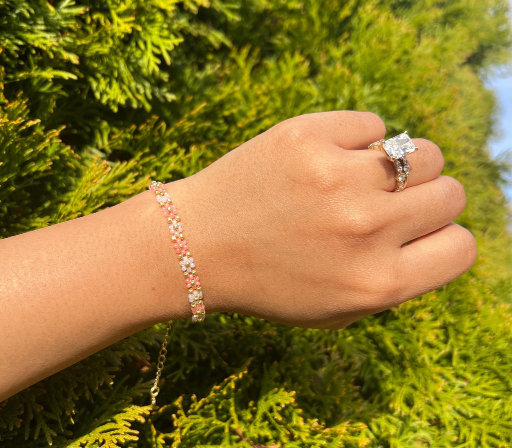 Coral & white daisy Beaded Bracelet