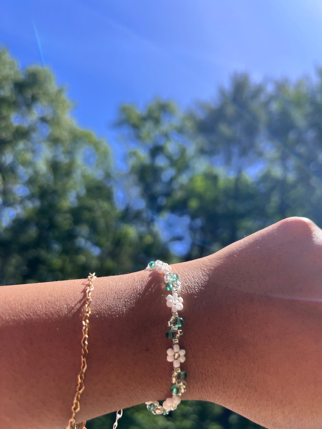 White daisy with silver and teal accent bracelet