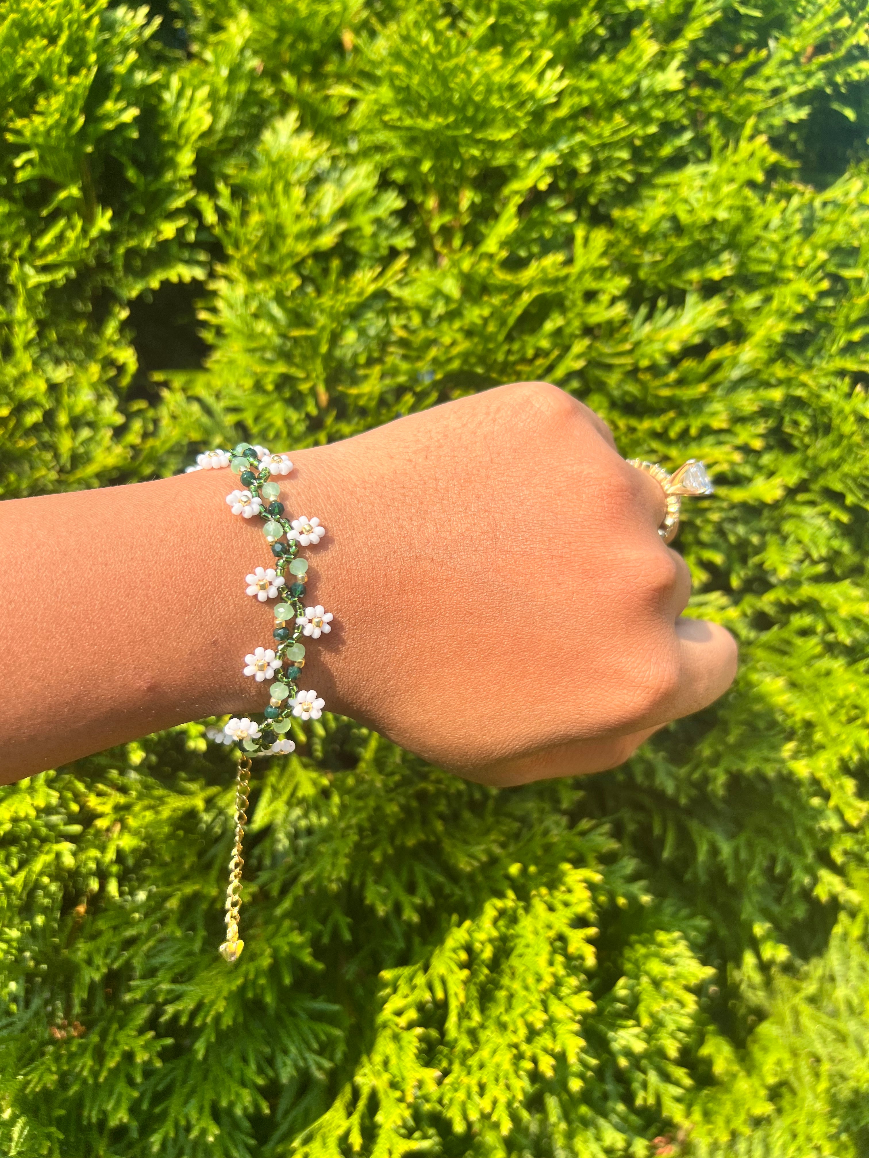 White & dark Green daisy vine Beaded Bracelet