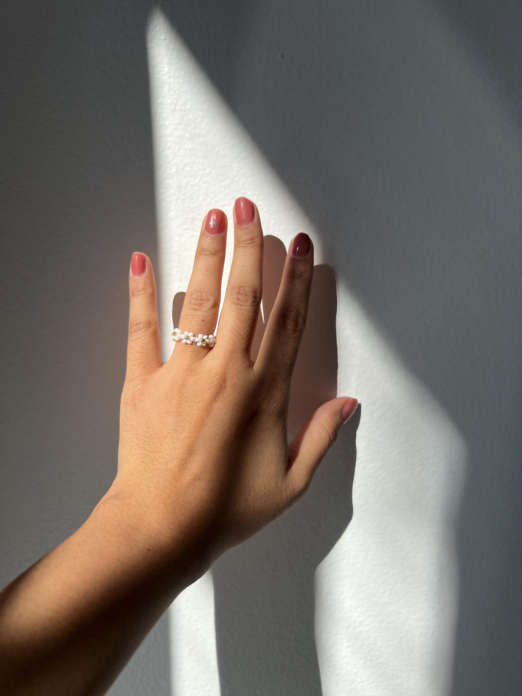 White daisy beaded ring