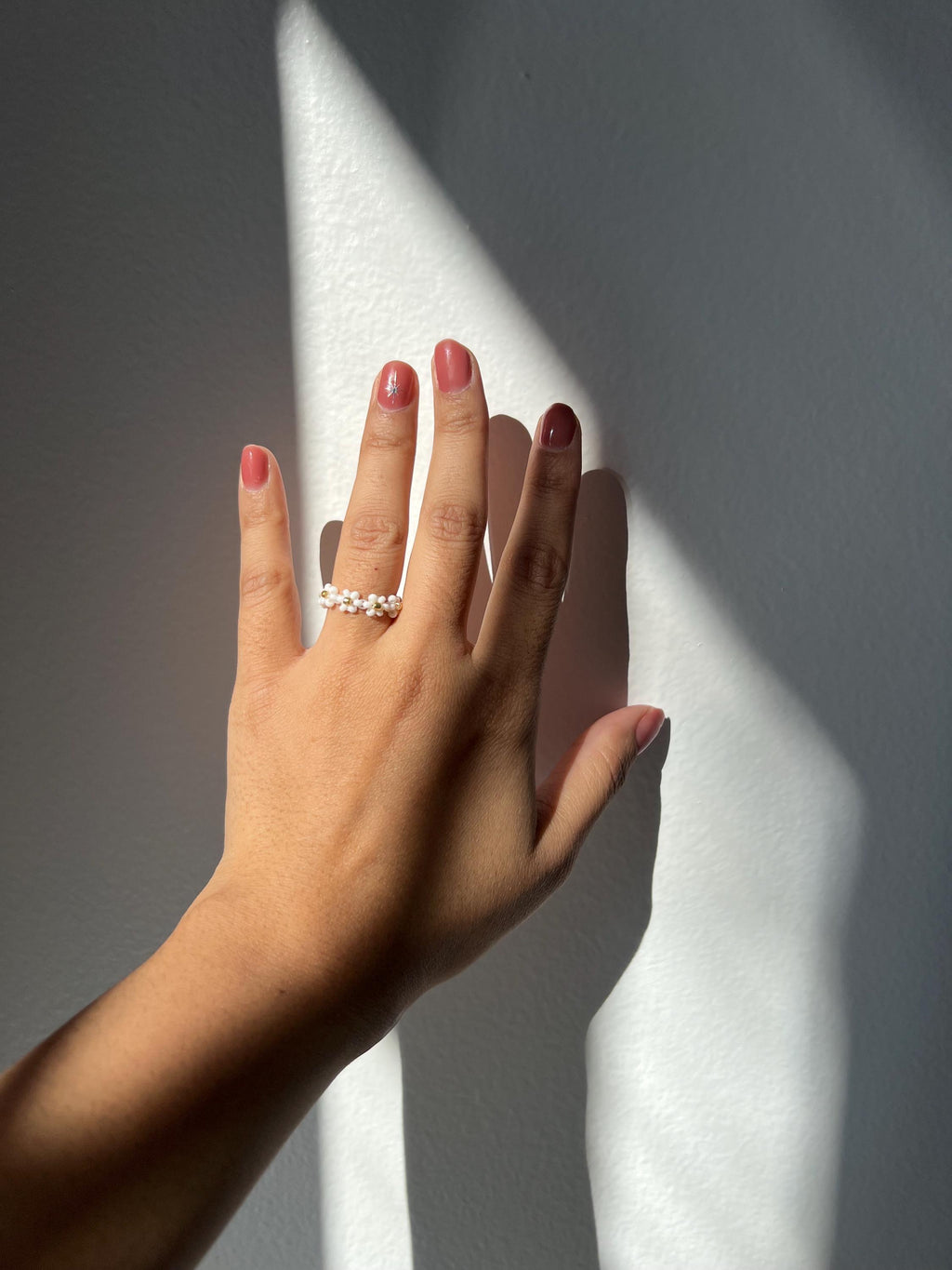 White daisy beaded ring