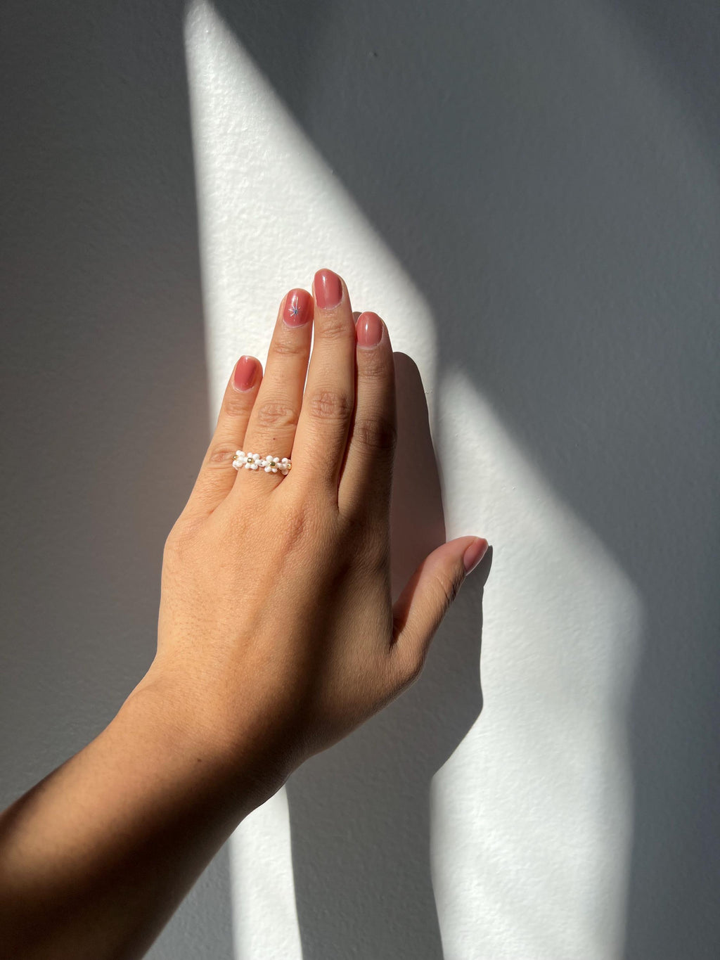 White daisy beaded ring