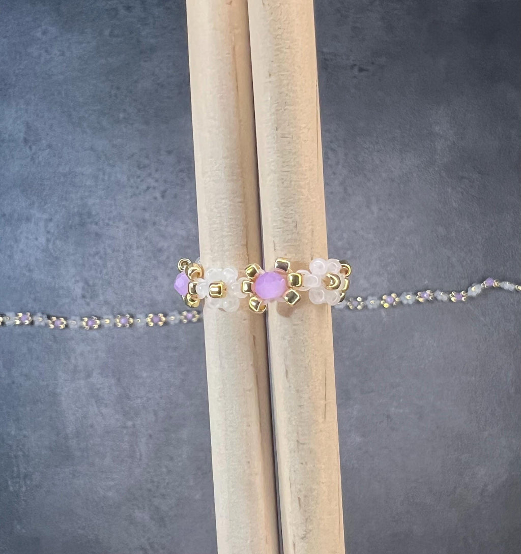 Purple & White daisy bead ring,flower beaded ring,,stretchy ring, dainty jewelry, cute beaded ring, gift for her, sunflower ring